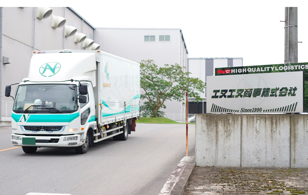トラックと倉庫